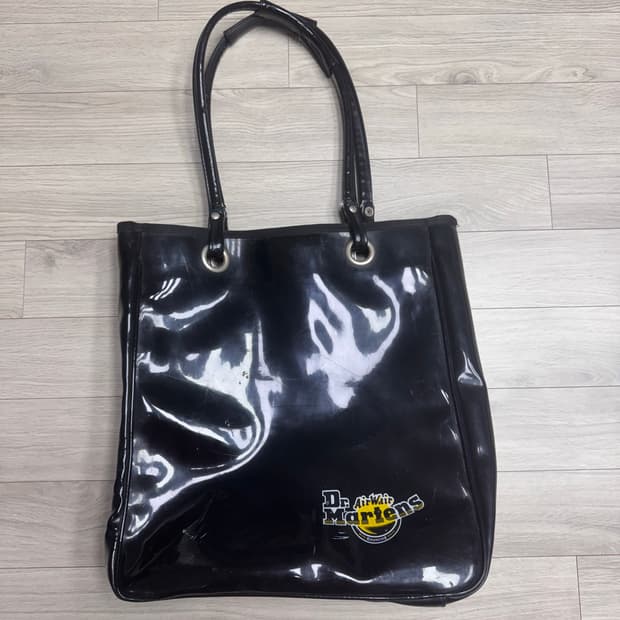 닥터마틴 에나멜 글로시 숄더백