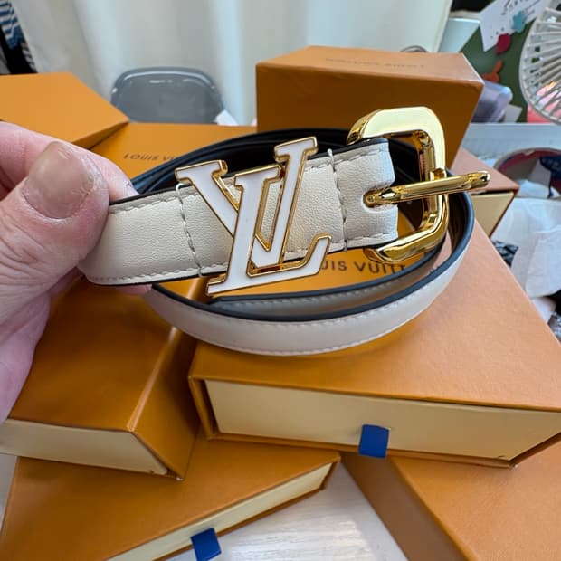 루이비통 여성 화이트 버클 화이트 벨트