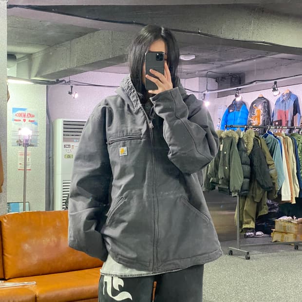 칼하트 패치로고 셰르파 안감 차콜 후드 자켓 B3923