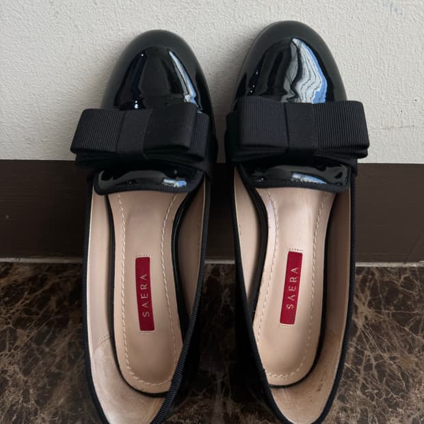 세라 SAERA  블랙 리본 에나멜 로퍼 230