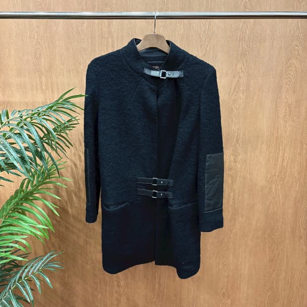 마쥬 긴팔 롱 코트 레더 버클 암 패치 히든 포켓 디테일 블랙