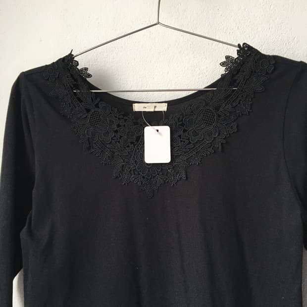 Lace trimming sleeve