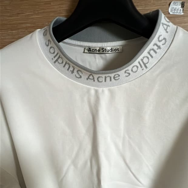 아크네 넥로고 반팔티 L