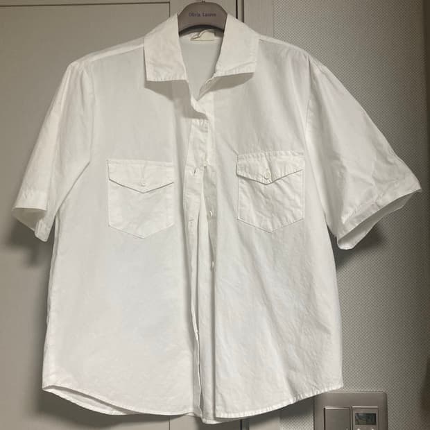 흰 여름 반팔 셔츠