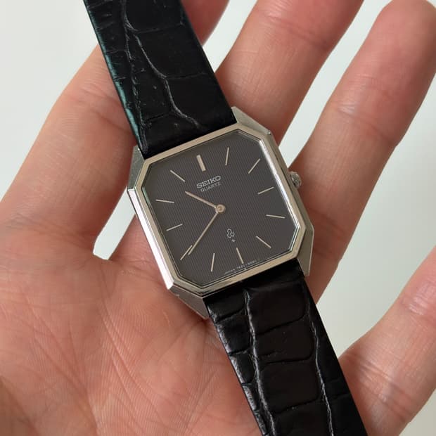 1980s Chariot Navy Dial Tank Quartz