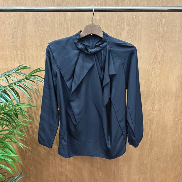 타임 타이넥 긴팔 새틴 블라우스 리본 커프스 디테일 레귤러핏 딥네이비