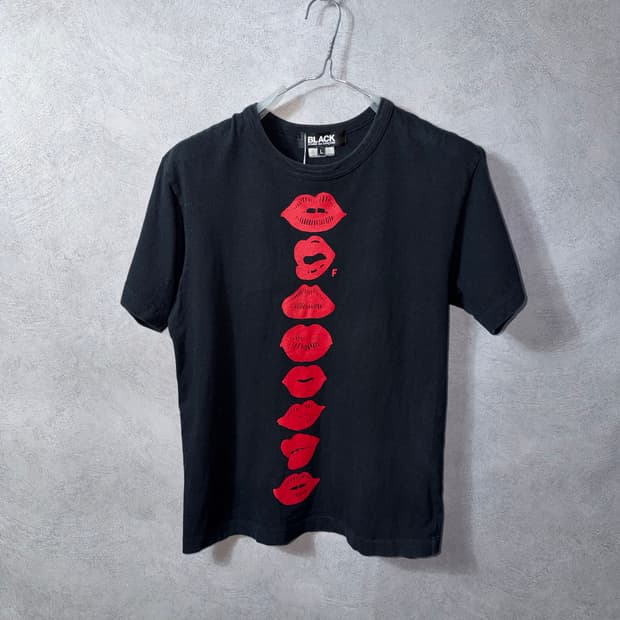 BLACK COMME des GARÇONS Lip Graphic Tee