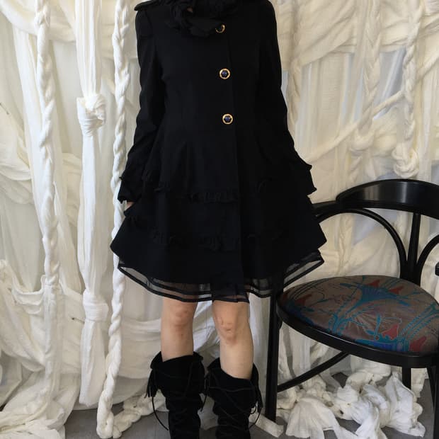 Back ribbon frill point high neck coat