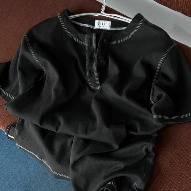 Design stitch button neck t-shirt