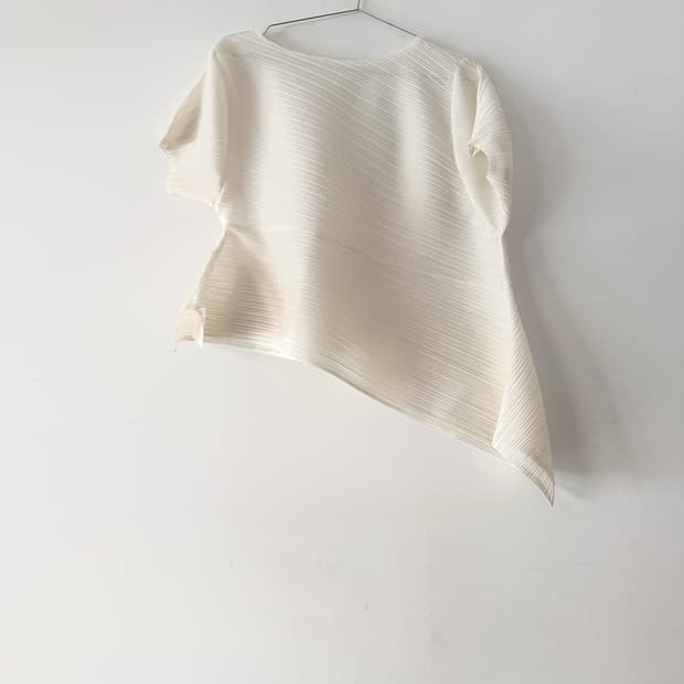 Contour fly pleats top / white