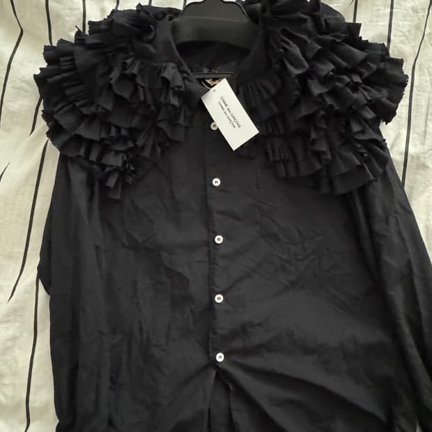 (네고가능)꼼데가르송 꼼데가르송 26ss 프릴 폴리 셔츠 (블랙,M)