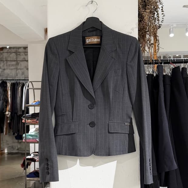 갈리아노 차콜 핀스트라이프 블레이저