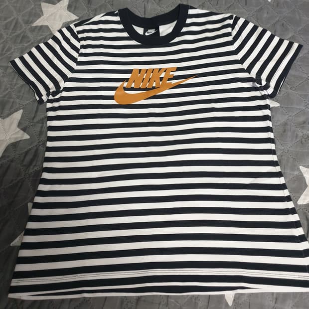 나이키 스우시 클럽 스트라이프 반팔티 검횐