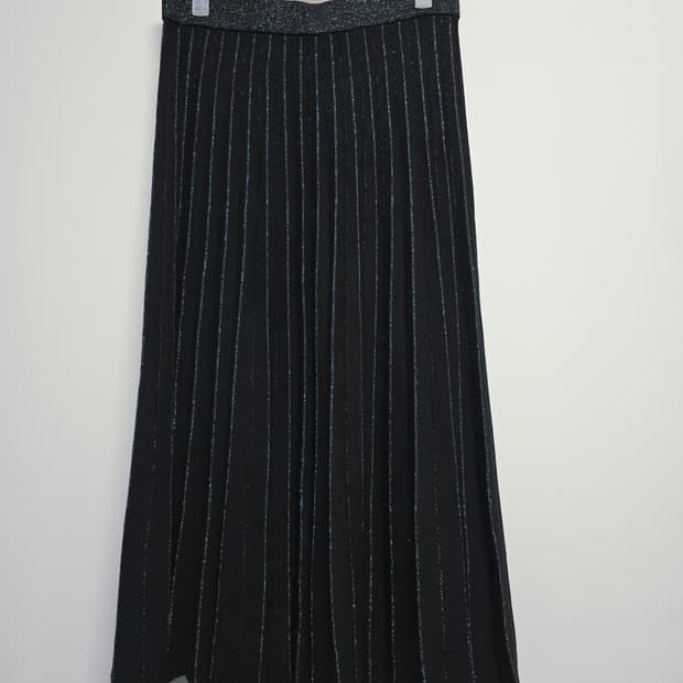 조이너스 블랙 세로 스트라이프 플리츠 롱 스커트