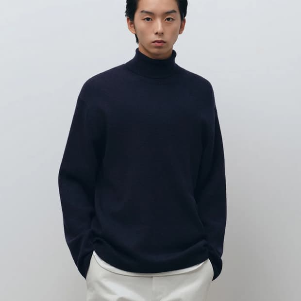 무탠다드 미니멀 터틀넥 니트 네이비