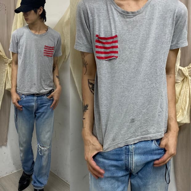 [BEAMS]Red Stripe Pocket Grey Tee