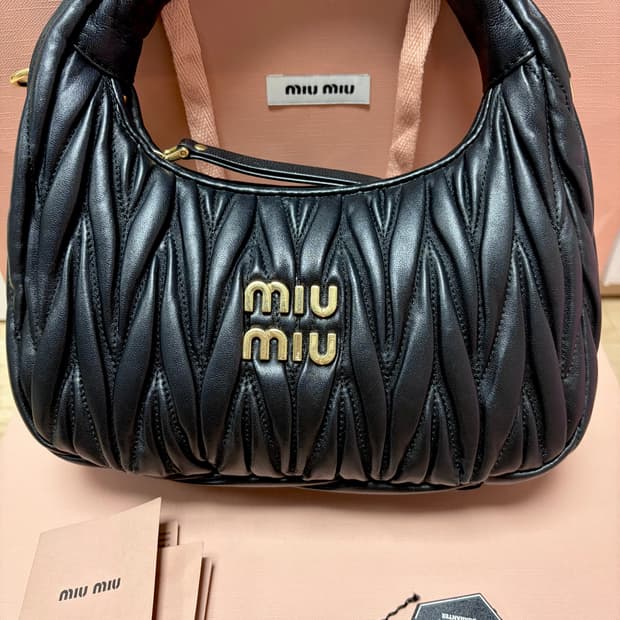 미우미우 완더 마테라쎄 나파 가죽 호보 백 스몰 블랙