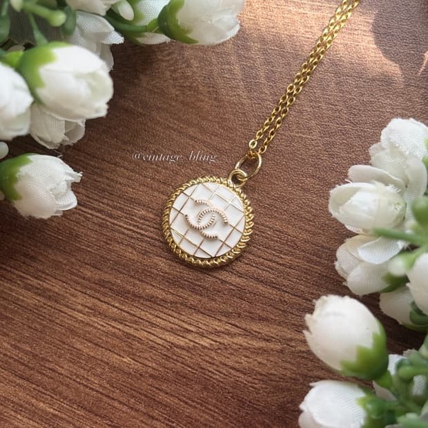 화이트) 샤넬 격자 그리드 패턴 로고 골드 목걸이 