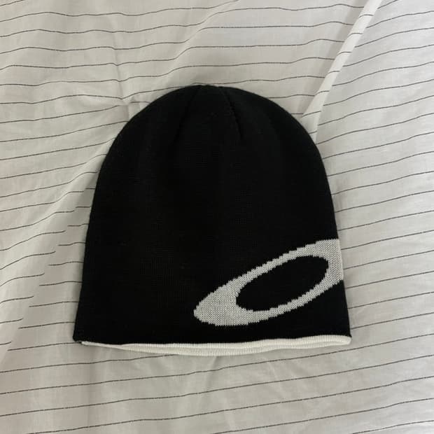 오클리 엘립스 비니 블랙 화이트