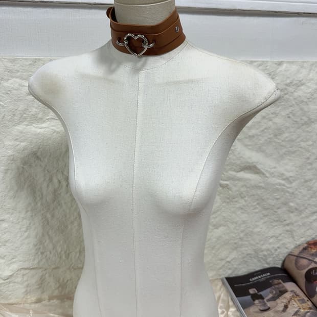 빈티지 고딕 브라운 하트 가죽 초커 목걸이