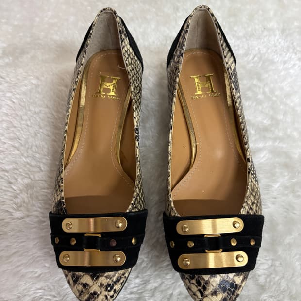 헨리메인(HENLY MAIN)뱀피 패턴 골드 메탈 버클 펌프스