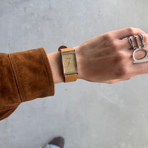 빈티지 옐로 스트랩 워치 