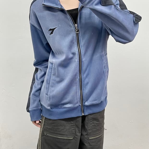 디아도라 사이드 로고 트랙집업