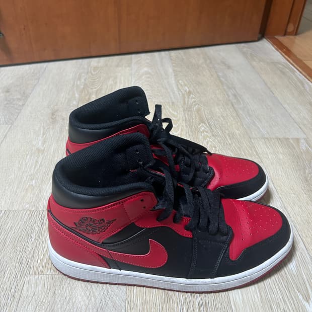 나이키 조던1 미드 브레드
