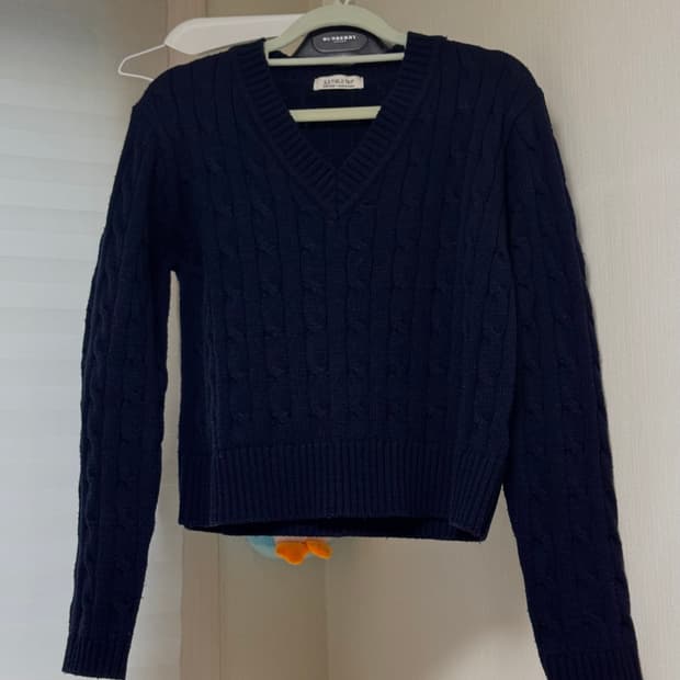 3.3필드트립 브이넥 세미크롭 니트