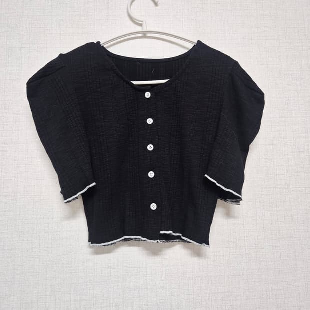블랙 라운드넥 버튼 가디건