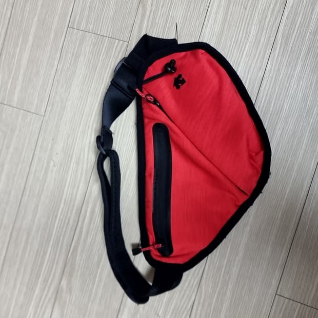 데상트 레드 컬러 웨이스트 러닝 힙색 가방