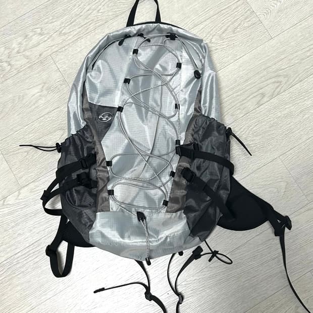 산산기어 24 스트링 백팩 화이트 그레이 은색