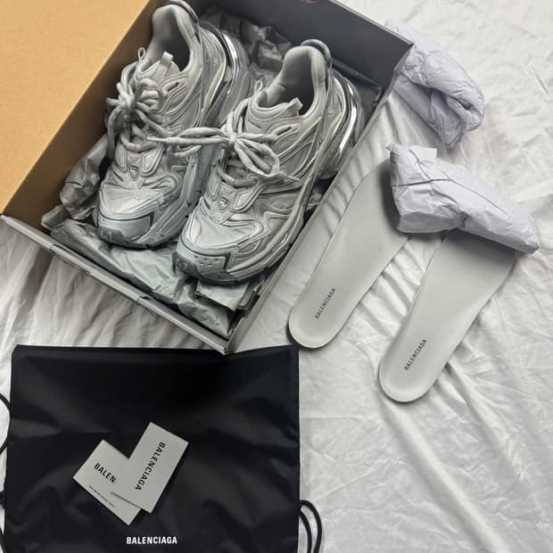 발렌시아가 25FW 뉴러너 2.0 스니커즈 그레이/실버 42