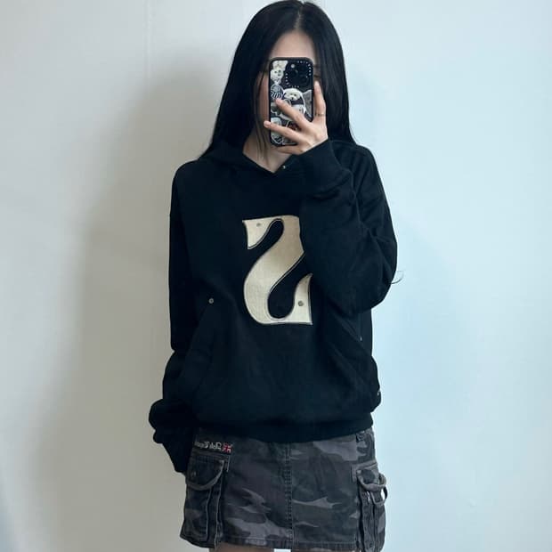 세터 아플리케 리벳 블랙 후드티