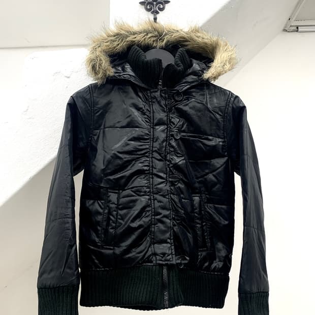 Black fur trimmed hood crop padding 