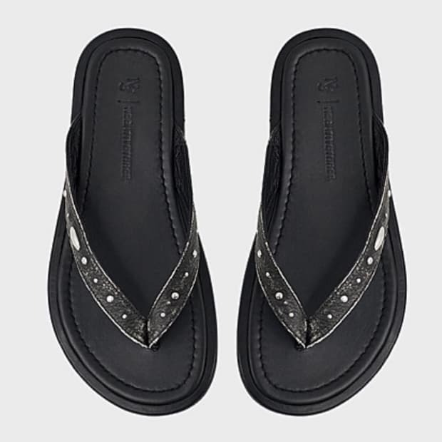 네거티브쓰리 Stud cowskin flip flops(black bei
