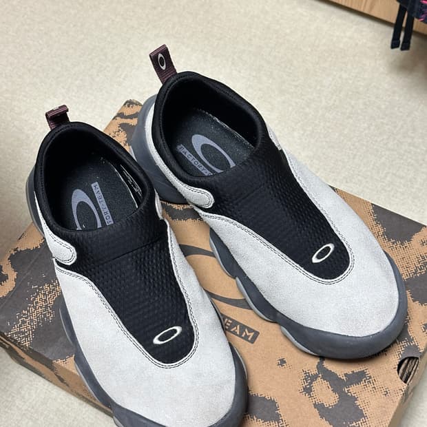 오클리 팩토리 팀 x 브레인 데드 플래시 275