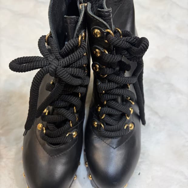 슈콤마보니 블랙 앵클 부츠 금장 장식