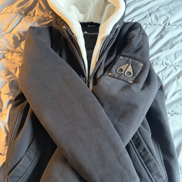 무스너클 버니스웨터 판매합니다.