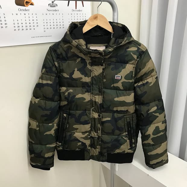 리바이스 로고 카모 후드 패딩