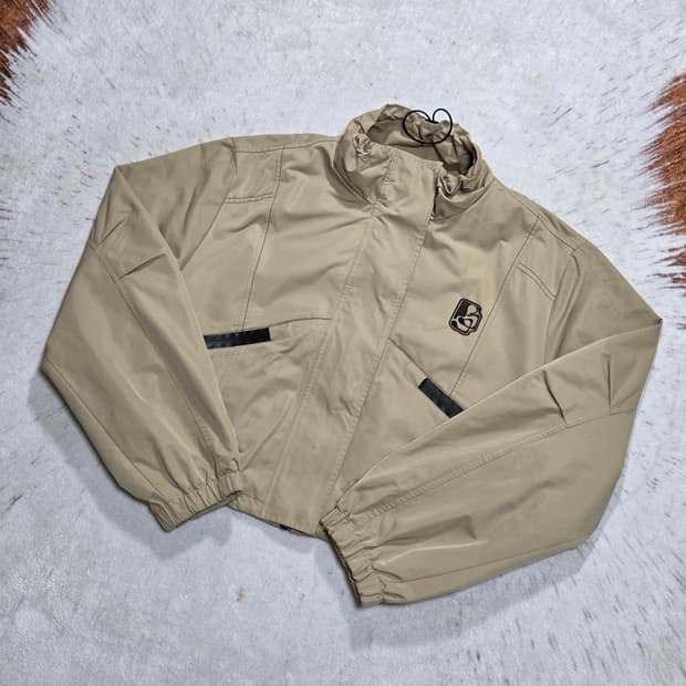 베이지 절개 디테일 크롭 바람막이 자켓