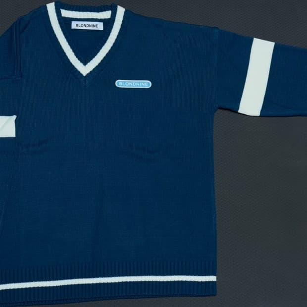 블론드나인 브이넥 니트