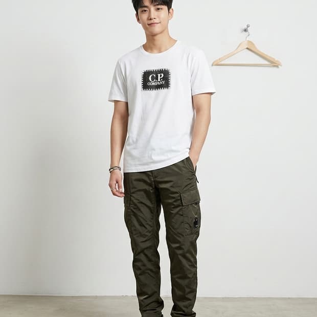 씨피컴퍼니(C.P. COMPANY) 스티치 로고 화이트 반팔 티셔츠