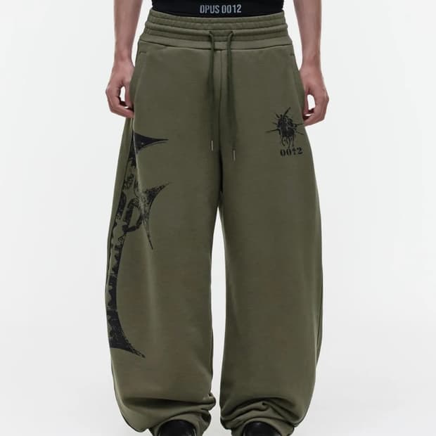 CROSS CURVED SWEAT PANTS KHAKI 1사이즈