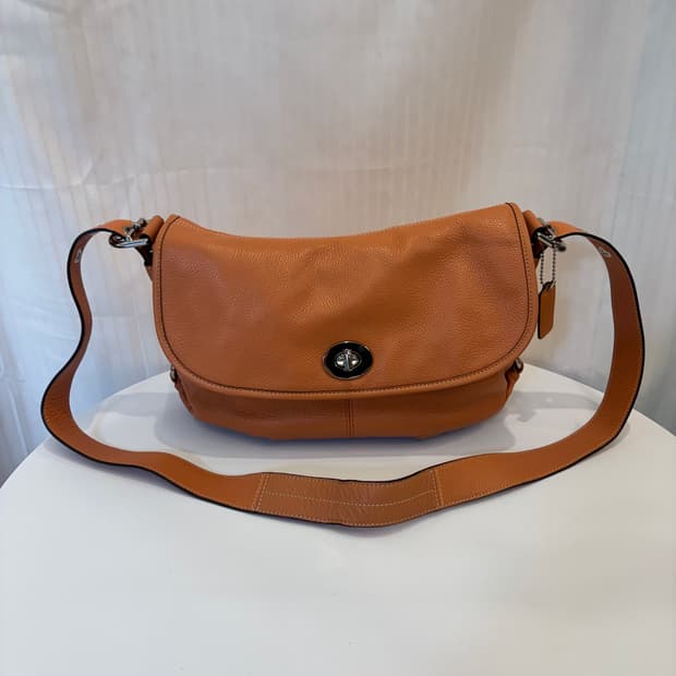 정품 코치 가죽 반달 크로스백    