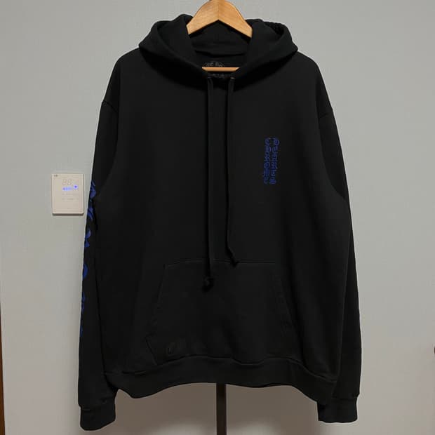 [L] 크롬하츠 버티컬 로고 플리스 후드 블랙 블루