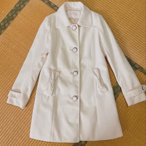 리즈리사 화이트 리본 미들 코트