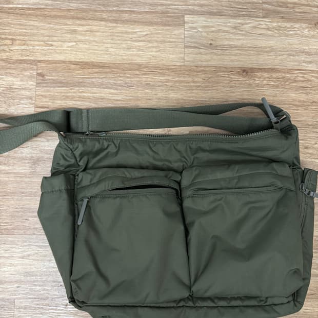 유니클로 멀티포켓 숄더백 올리브
