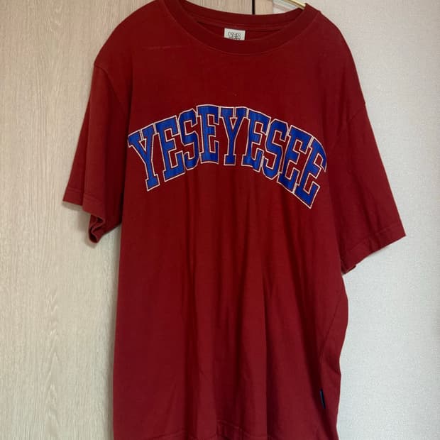 예스아이씨 Arch Logo Tee Brick Red