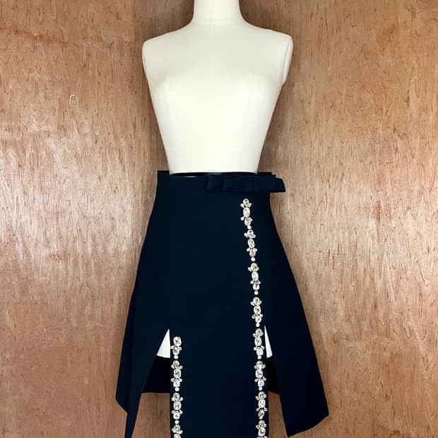 슈슈통 크리스탈 보우 블랙 스커트